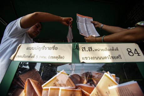 Volební komise s hlasovacími lístky (Bangkok).