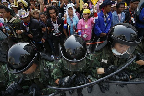Policisté brání protivládním demonstrantm v pístupu v sídlu vlády.