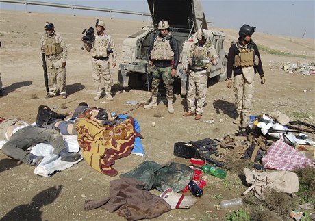 Vojáci irácké armády stojí nad mrtvými tly dihadist ze sít ISIL, kteí zemeli bhem stet mezi radikály a iráckými vojáky na pedmstí Ramádí.