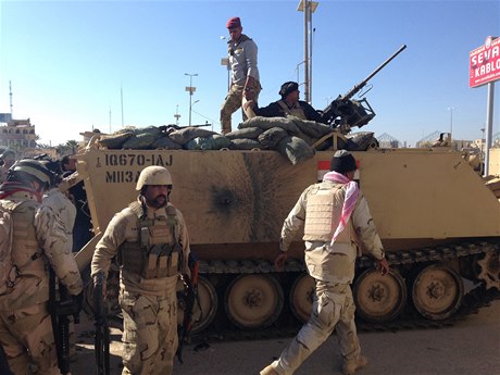 Irátí vojáci bojují proti dihádistlm ze sít ISIL.