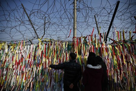 Pohraniní plot je ovený stukami, na n Korejci vypsali svou touhu po míru a optovném shledání se svými blízkými.