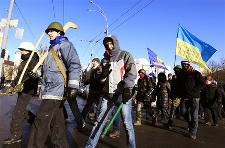 Protivládní demonstranti pochodují ulicemi Kyjeva.