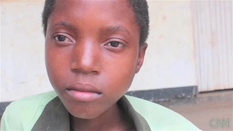 Patnáctiletá Grace (na snímku z reportáe CNN) podala svdectví o sexuálních inicianích rituálech, jim jsou v africkém Malawi podrobovány malé dti.