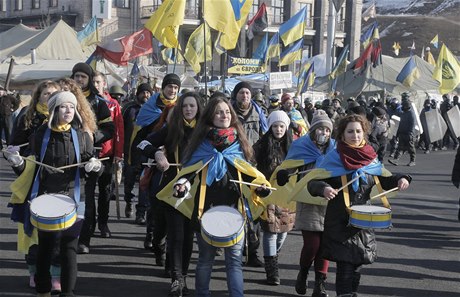 Protivládní demonstrace nedaleko budovy parlamentu v Kyjev.
