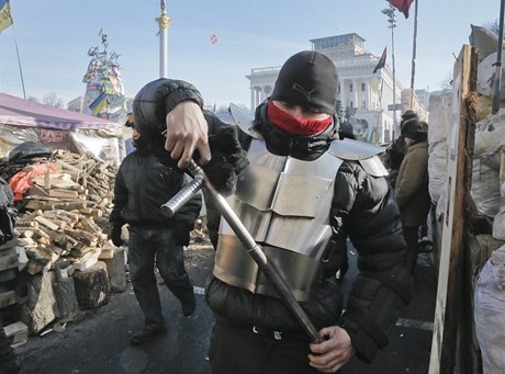 Obrnný demonstrant v centru Kyjeva.