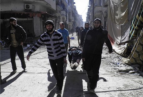 Obyvatelé Homsu vynáejí starého nemocného mue, jen má být z okupovaného msta odvezen humanitárními pracovníky.