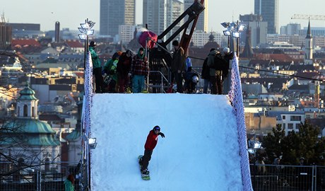 Snowboardista v nov oteveném Soi-Letná parku.