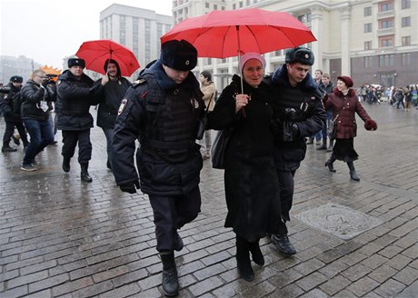 Ruská policie zadrela tyi desítky demonstrant protestujících v centru Moskvy proti odpojování nezávislé televize Do