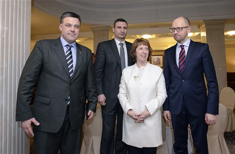 Evropská ministrin zahranií Catherine Ashtonová s pedáky ukrajinské opozice.