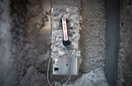 Na slavném Times Square v srdci New Yorku zamrzaly telefonní budky.