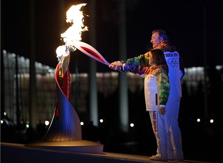 Trejak a Rodninová zapalují olympijský ohe.