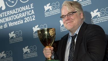 Americk filmov herec Philip Seymour Hoffman s cenou na festivalu v Bentkch. Snmek z roku 2012.. 