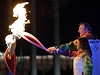 Trejak a Rodninová zapalují olympijský ohe.