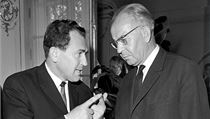 Tajemník KSS Vasil Biľak (vlevo) a místopředseda vlády dr. Gustáv Husák, který byl vyznamenán čestným titulem Řád Kl. Gottwalda, v rozhovoru během slavnostní recepce na Pražském hradě. | na serveru Lidovky.cz | aktuální zprávy