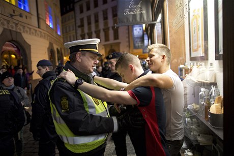 Policisté usmrovali opilé Dány v Praze.