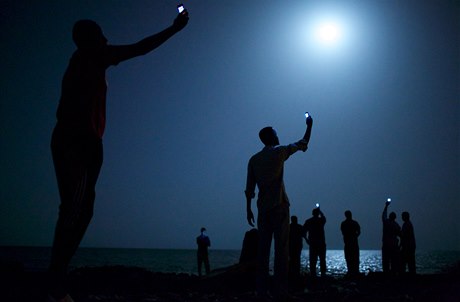 Hlavní cenu letoního 57. roníku fotografické soute World Press Photo vyhrál americký fotograf John Stanmeyer. Ocenní dostal za snímek afrických emigrant v Dibuti s mobily nad hlavou ve snaze mít signál.