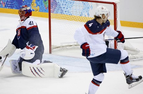 Gól! John Carlson slaví trefu do slovenské sí.