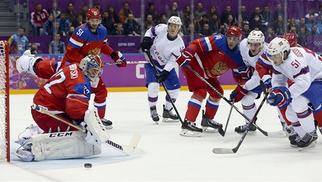 Ruský branká Bobrovskij odráí jednu ze stel.