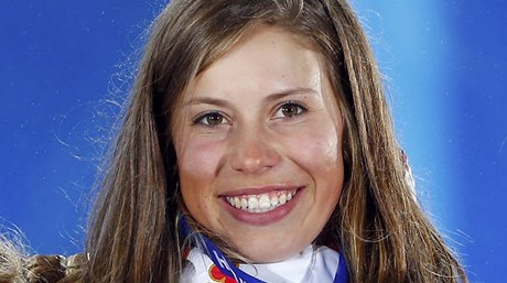 Zlatý ceremoniál. eská snowboardkrosaka Eva Samková pebírá zlatou olympijskou medaili