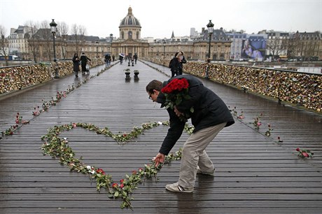 Tradiní re netradin. Na most Pont des Arts pes eknu Seinu.