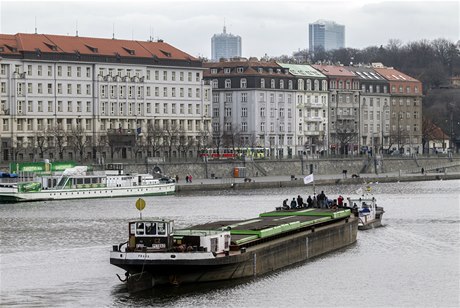 Po 35 letech do Prahy dorazila lo vleená remorkérem.