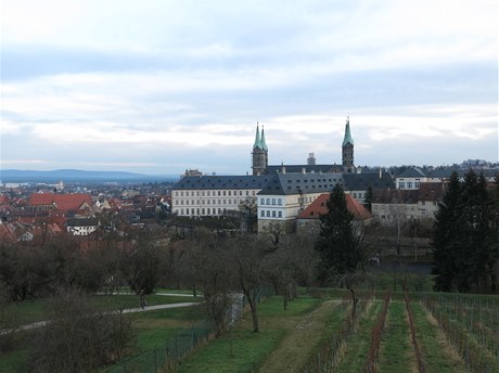 Rozkládá se jako ím na sedmi pahorcích.