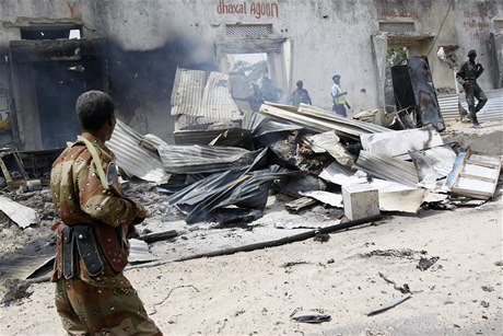  Nejmén sedm lidí zahynulo a 15 osob utrplo zranní pi explozi náloe v aut poblí vchodu do letit v somálském Mogadiu, kde sídlí i zahraniní diplomaté.
