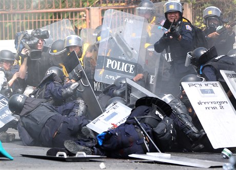 Stety protivládních demonstrant a poádkové policie v Bangkoku. Policisty srazil k zemi výbuch bomby.