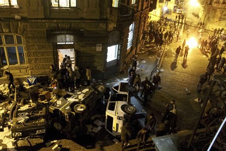 Protivládní demonstranti ve Lvov pronikli do sídla tamní policie.