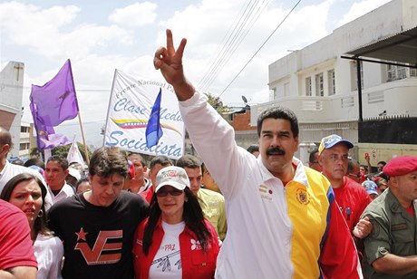 Prezident Nicolas Maduro zdraví své píznivce