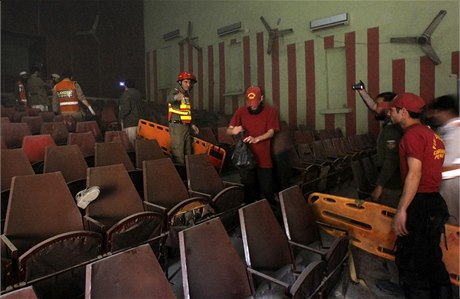Pákistántí záchranái v sále kina po granátovém útoku.