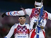 Francouzský vítz biatlonové stíhaky Martin Fourcade jde obejmout bronzového krajana Jeana Guillaumea Beatrixe