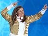 Zlatý ceremoniál. eská snowboardkrosaka Eva Samková pebírá zlatou olympijskou medaili