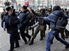 Demonstranti v Kyjev napadají policisty.