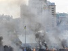 Stedení ráno na Majdanu. Námstí stále zahaluje dým z hoících oh.