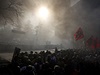 Protivládní demonstranti versus bezpenostní jednotky.