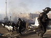Policejní jednotky se blíí k demonstrantm shromádným na kyjevském námstí Nezávislosti.