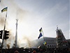 Kyjevu hrozí dalí krveprolití. Na Majdanu zstávají tisíce demonstrant, které obklopuje policie. A do msta míí vojsko povolané vládou.