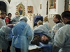 Mui zrannému bhem stet se dostává lékaské pée v Chrámu sv. Michala, který se promnil v provizorní oetovnu.