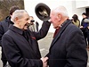 Milou Jake (vlevo) a bývalý slovenský komunistický funkcioná Gejza lapka se zdraví 11. února u obadní sín krematoria v Bratislav.