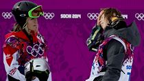 Britka Jeny Jones s prasklou helmou Sarky Pancochove (vpravo) | na serveru Lidovky.cz | aktuální zprávy