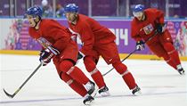 Roman Červenka (vlevo) a Petr Nedvěd na tréninku v Soči. V pozadí Jiří Novotný | na serveru Lidovky.cz | aktuální zprávy