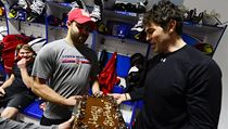Radko Gudas předává Jaromíru Jágrovi dort ke 42. narozeninám | na serveru Lidovky.cz | aktuální zprávy