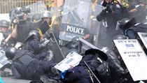 Střety protivládních demonstrantů a pořádkové policie v Bangkoku. Policisty srazil k zemi výbuch bomby. | na serveru Lidovky.cz | aktuální zprávy