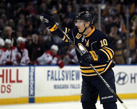 Obránce Buffalo Sabres Christian Ehrhoff oslavuje svj gól proti Carolina Hurricanes.  