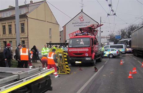 Dva mui utrpli 26. února ráno v eských Budjovicích tká zranní, poté co nákladní vz narazil do pojízdné ploiny, na které opravovali troleje.