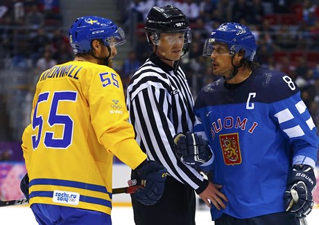 Kronwall v debat se Selännem (vpravo).