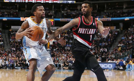 Aaron Brooks (vlevo) a Trail Blazers.