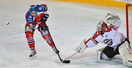 Justin Azevedo ze Lva (vlevo) a branká Jan Laco z Donbassu.