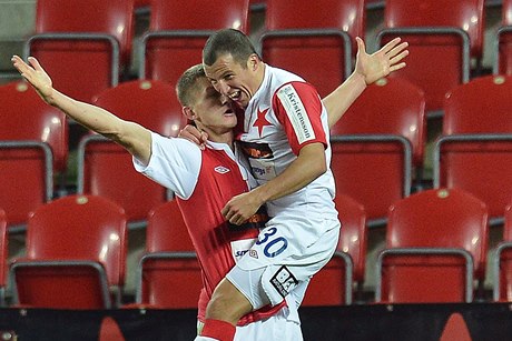 Tomá Necid (vlevo) a Martin Dostál se radují z druhého gólu Slavie